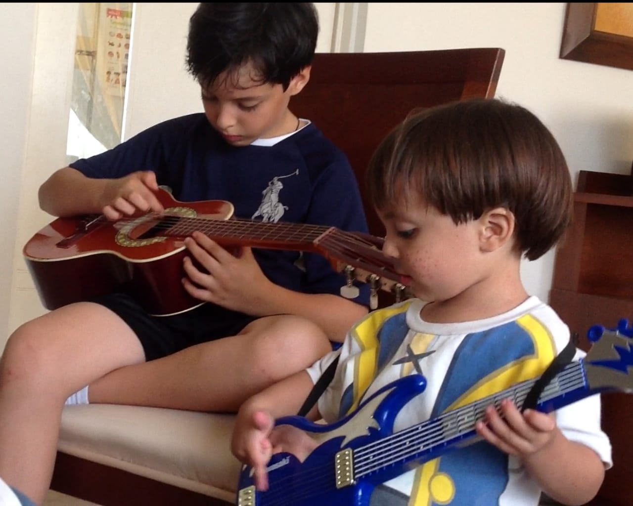 Tocar guitarra